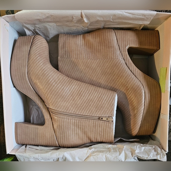 Chinese Laundry Women's Beige Parkside Reptile Platform Bootie size 9 - Picture 3 of 14